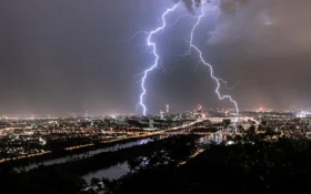 雷が雲をつくる!?